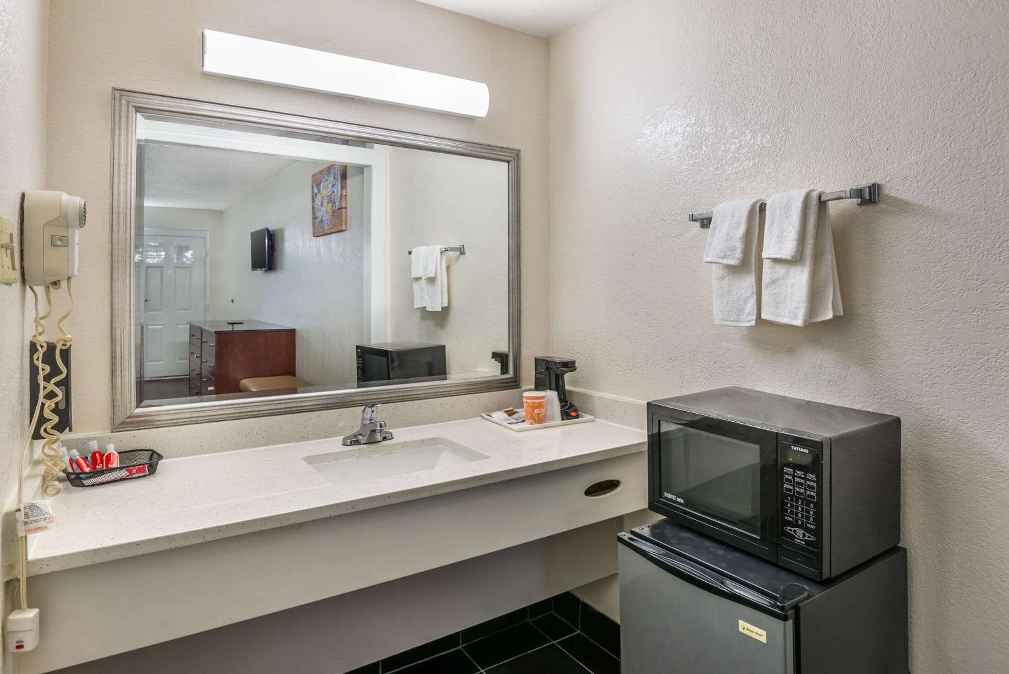 Econo Lodge Richmond-North Chesterfield Buitenkant foto