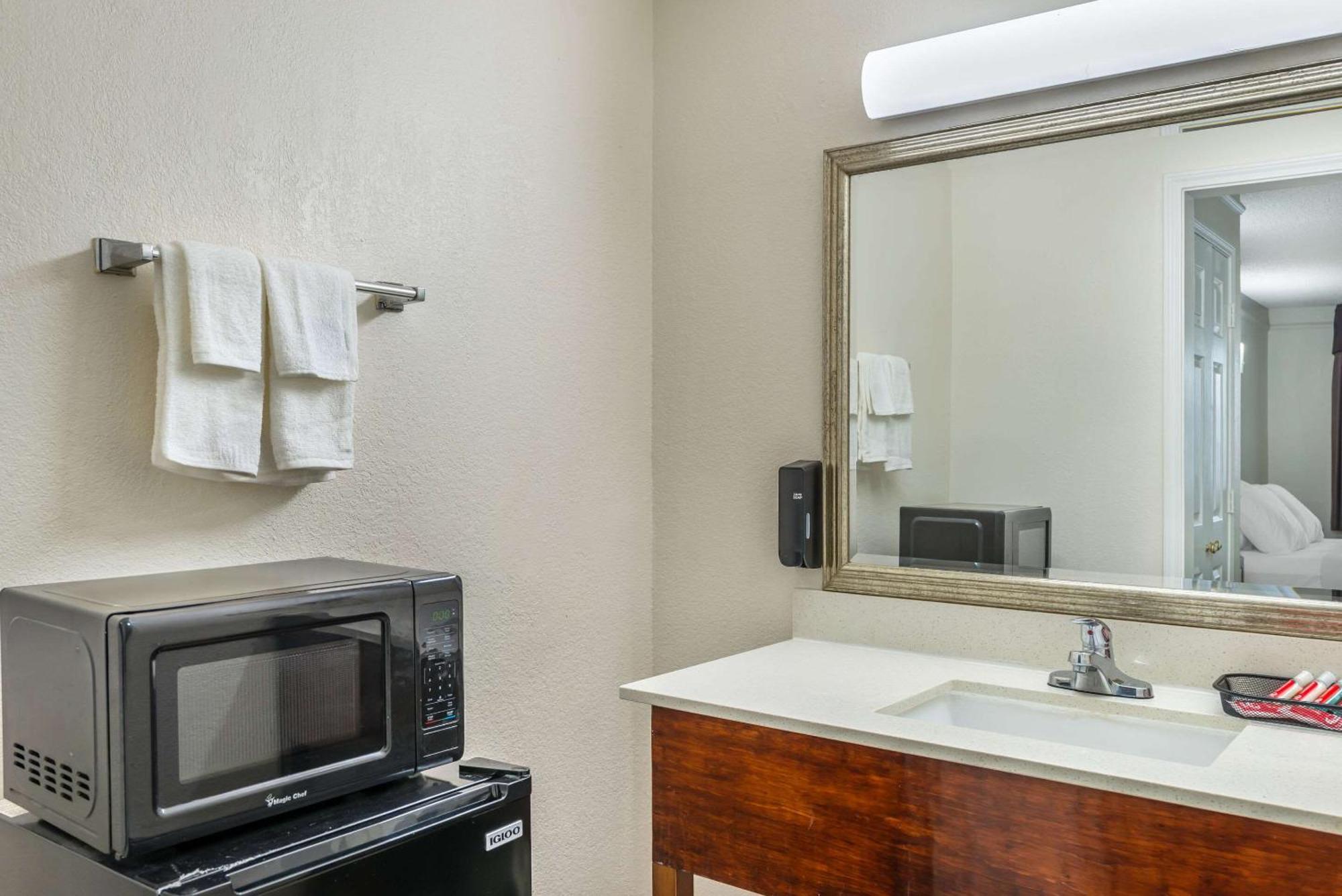 Econo Lodge Richmond-North Chesterfield Buitenkant foto